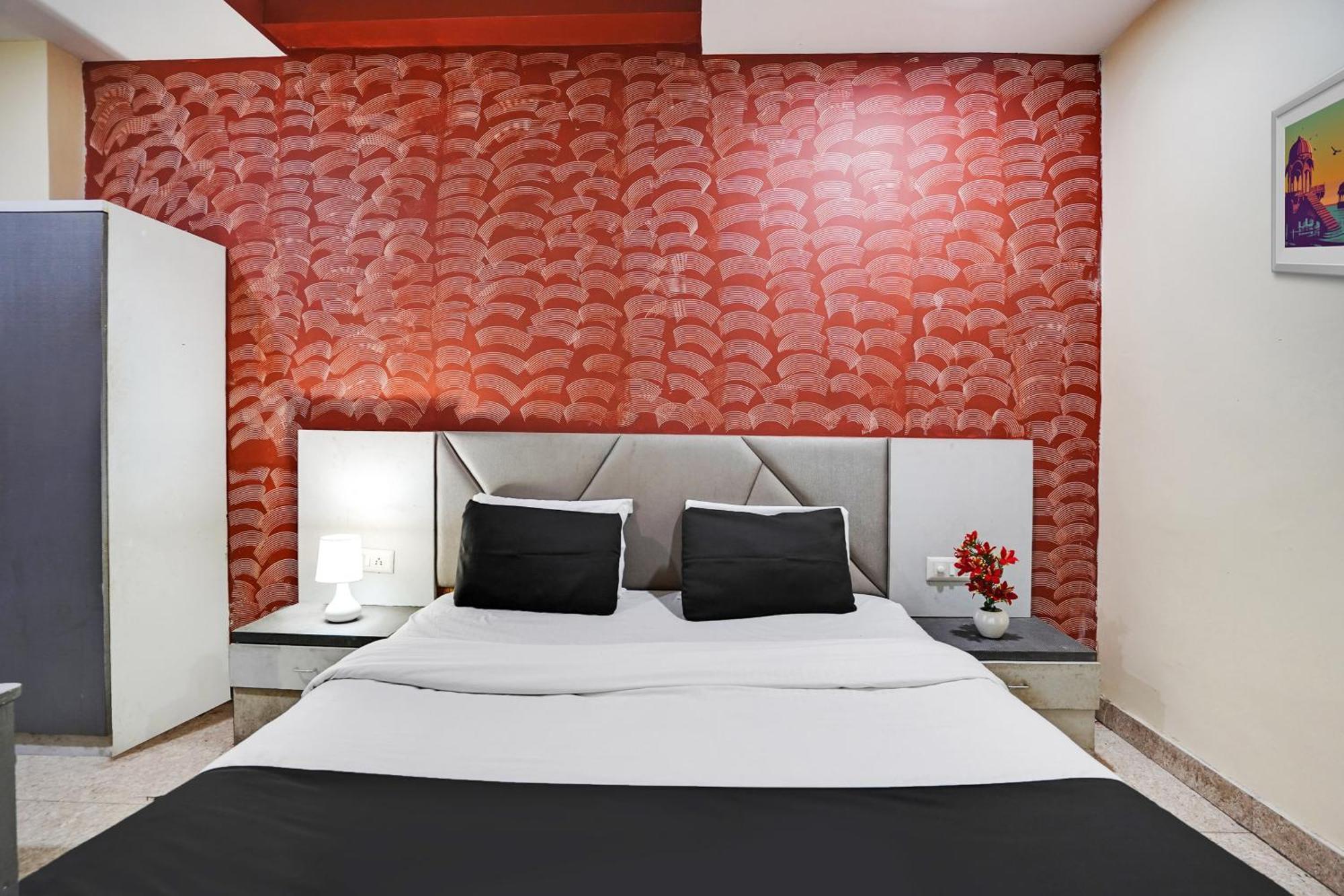 Hotel O Crystal Ahmedabad Eksteriør bilde