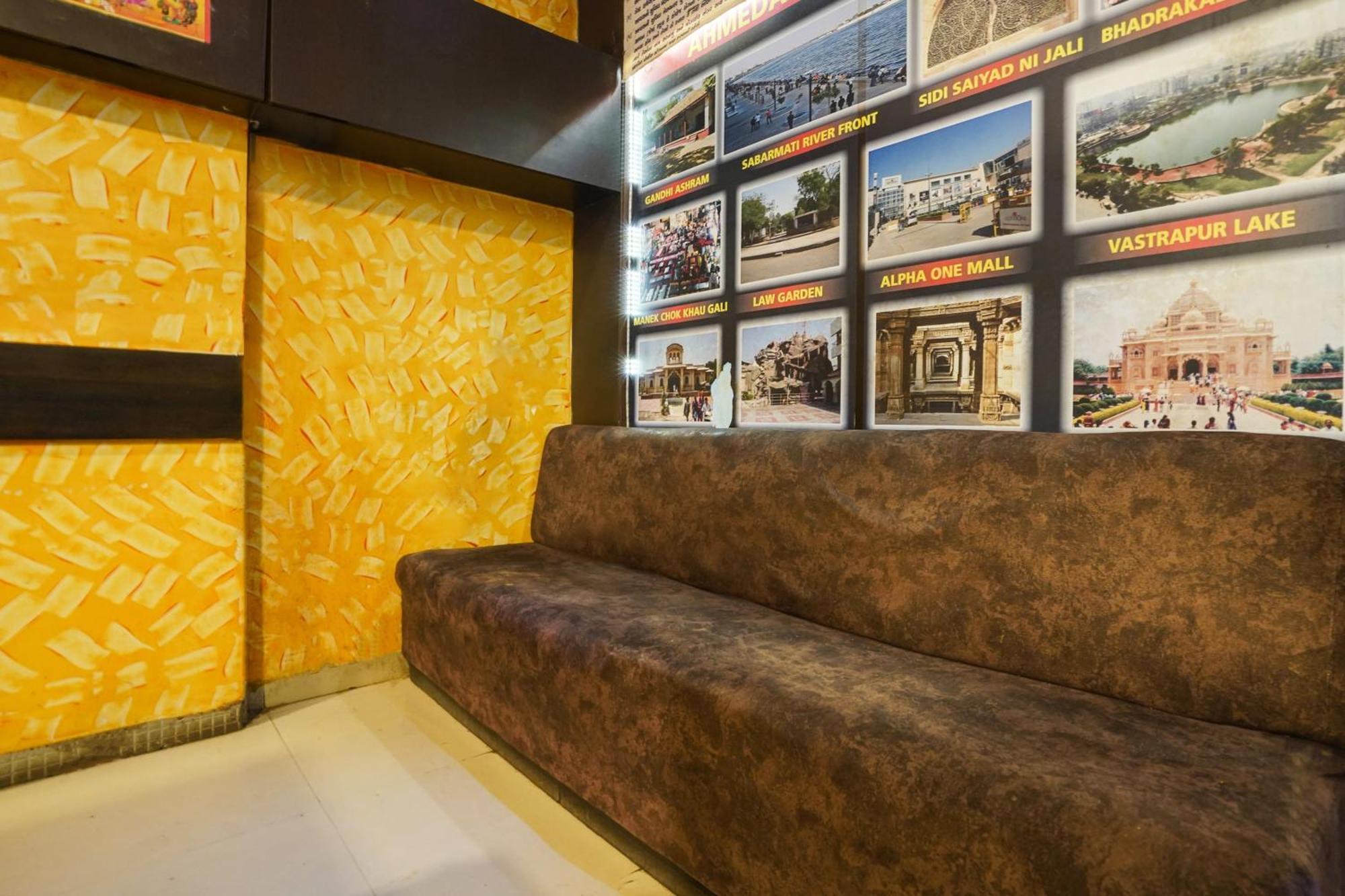 Hotel O Crystal Ahmedabad Eksteriør bilde