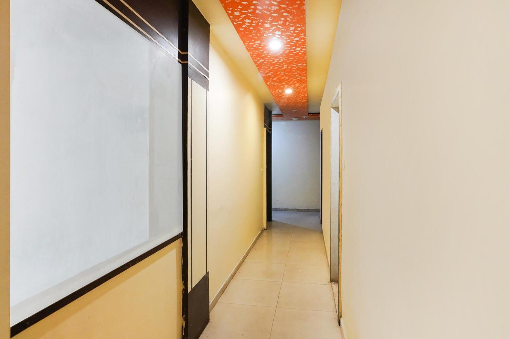 Hotel O Crystal Ahmedabad Eksteriør bilde