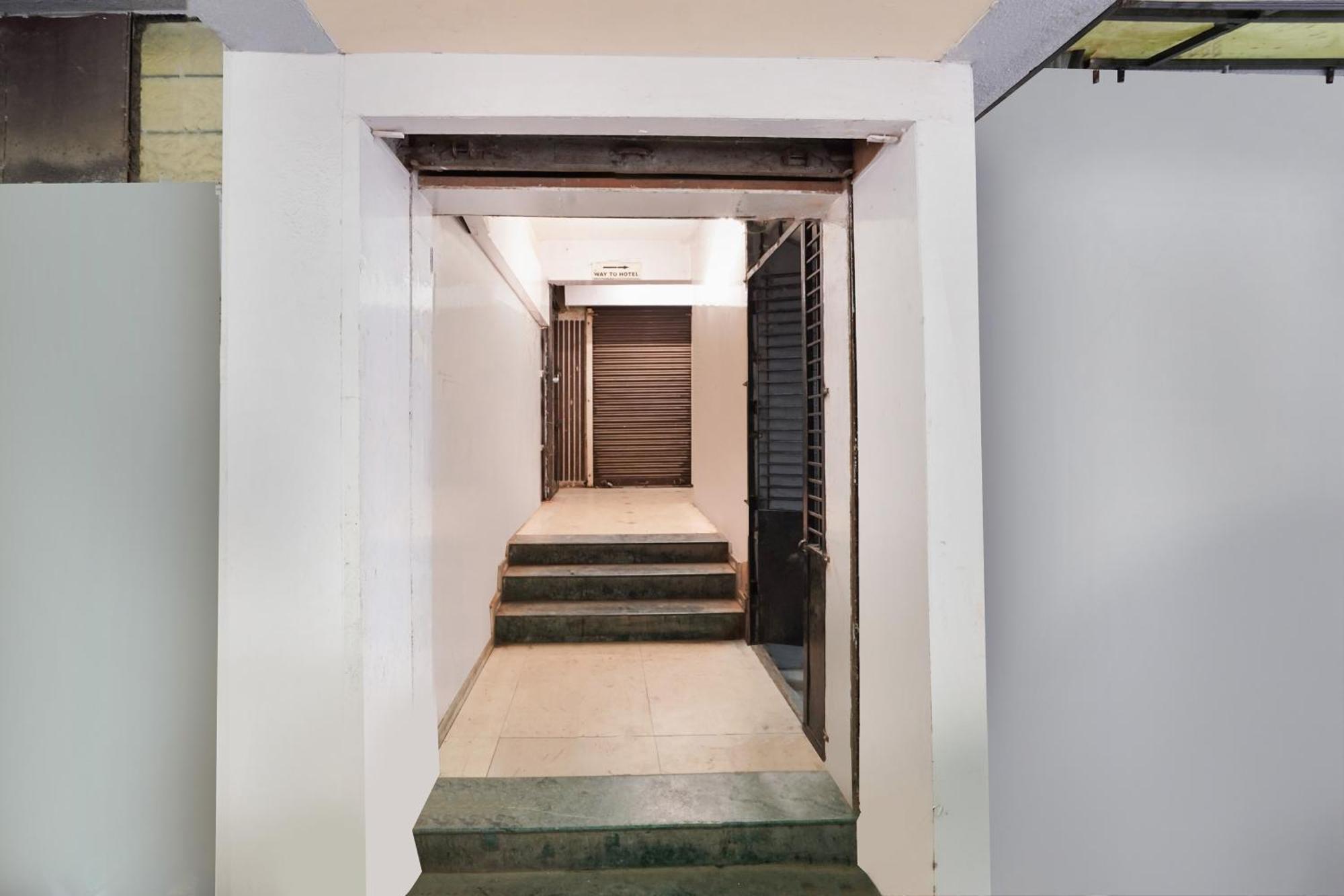 Hotel O Crystal Ahmedabad Eksteriør bilde