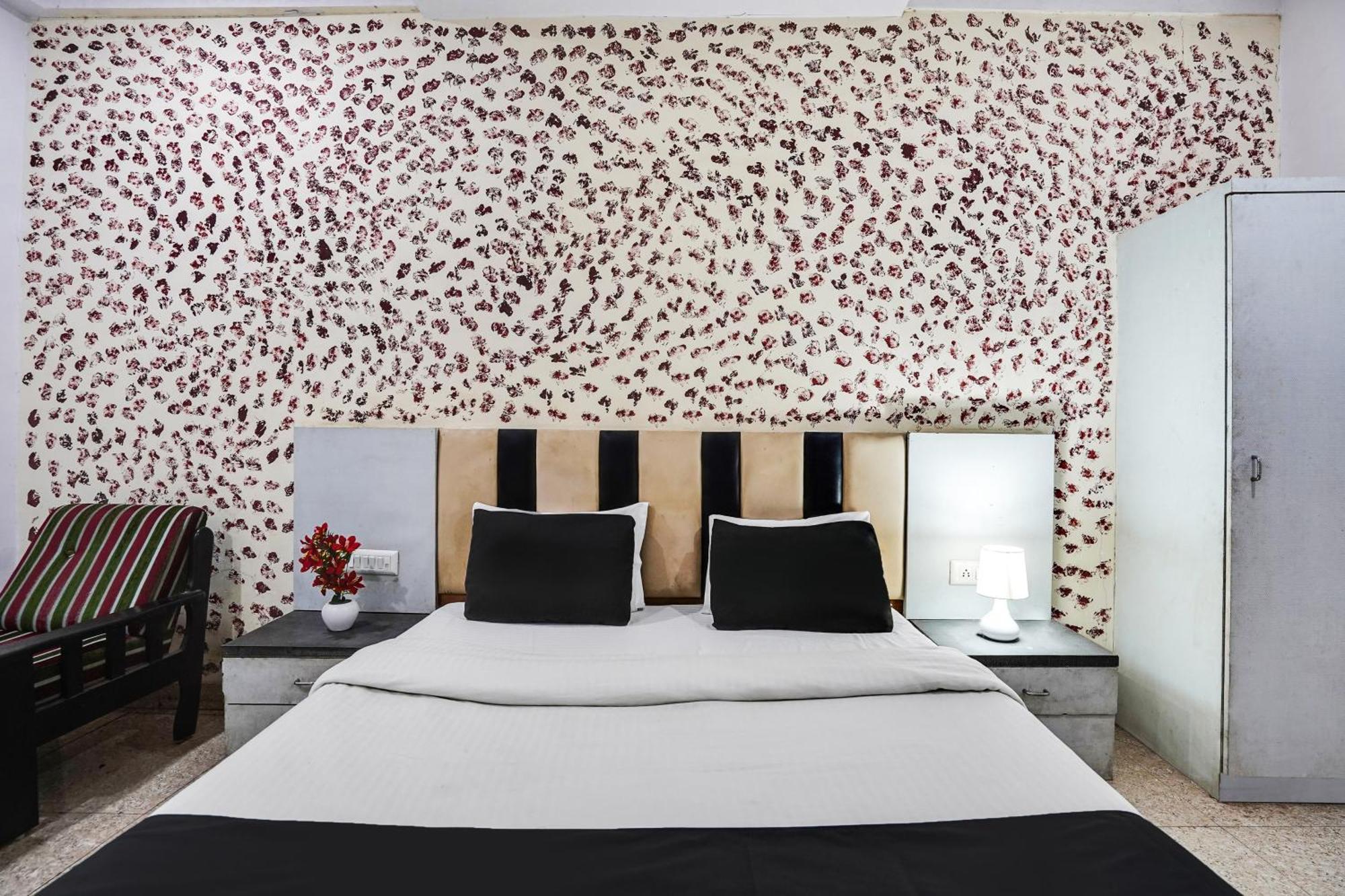 Hotel O Crystal Ahmedabad Eksteriør bilde