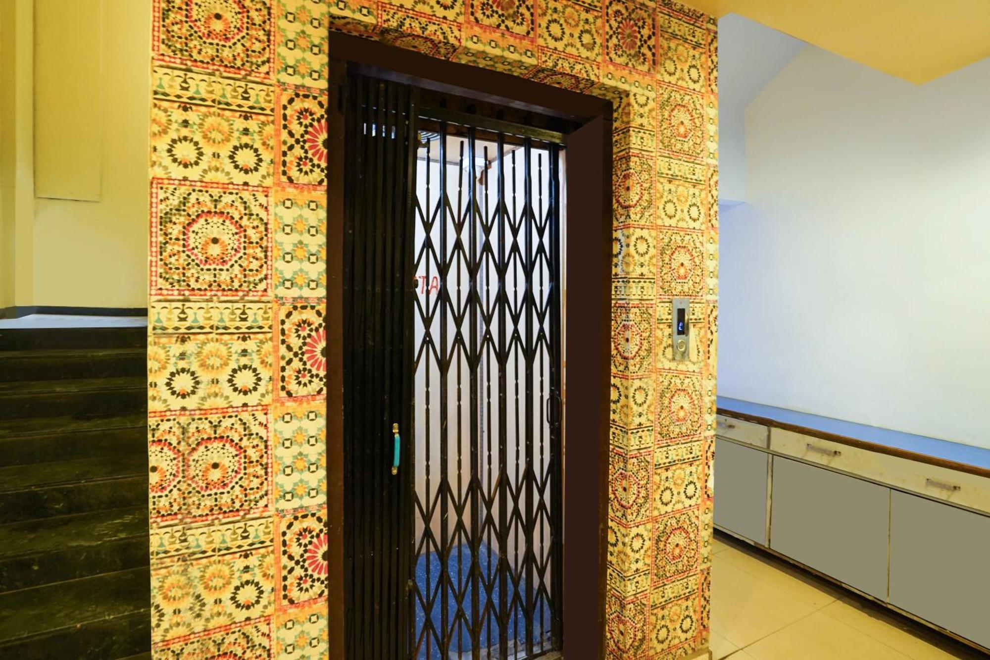 Hotel O Crystal Ahmedabad Eksteriør bilde