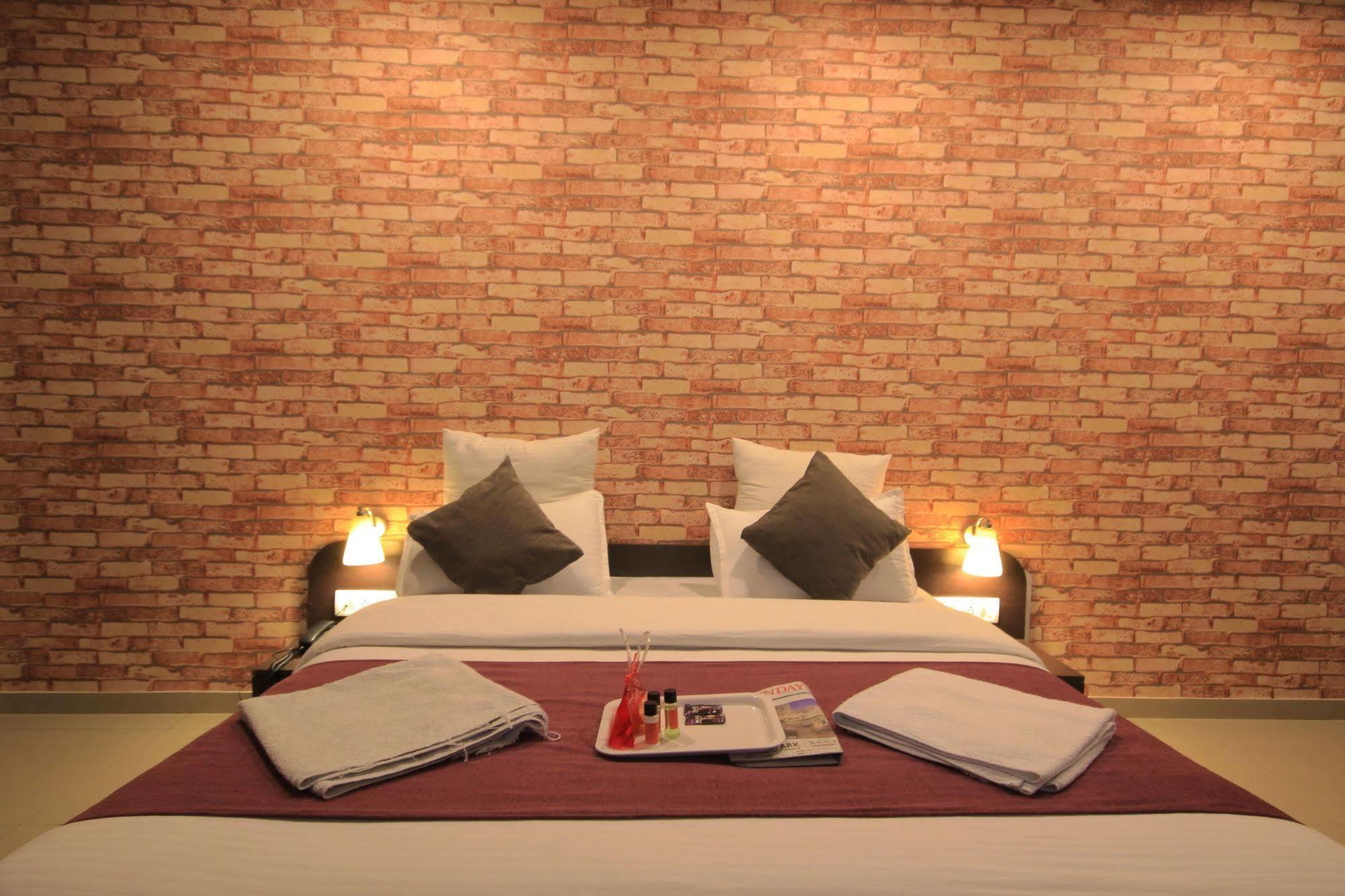Hotel O Crystal Ahmedabad Eksteriør bilde